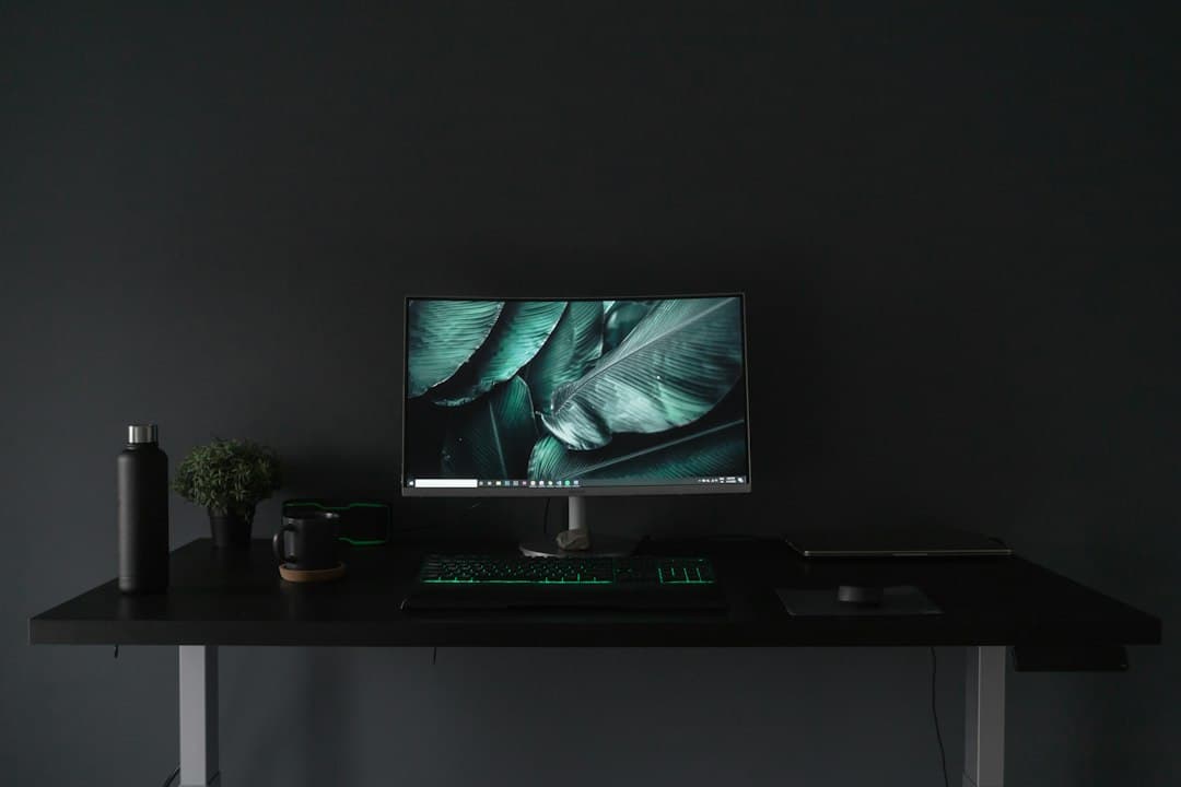 Skrivebord med computerskærm – se IPTV på PC og Mac