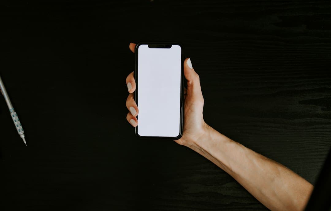 Hånd med smartphone – IPTV-afspiller-app på mobilen