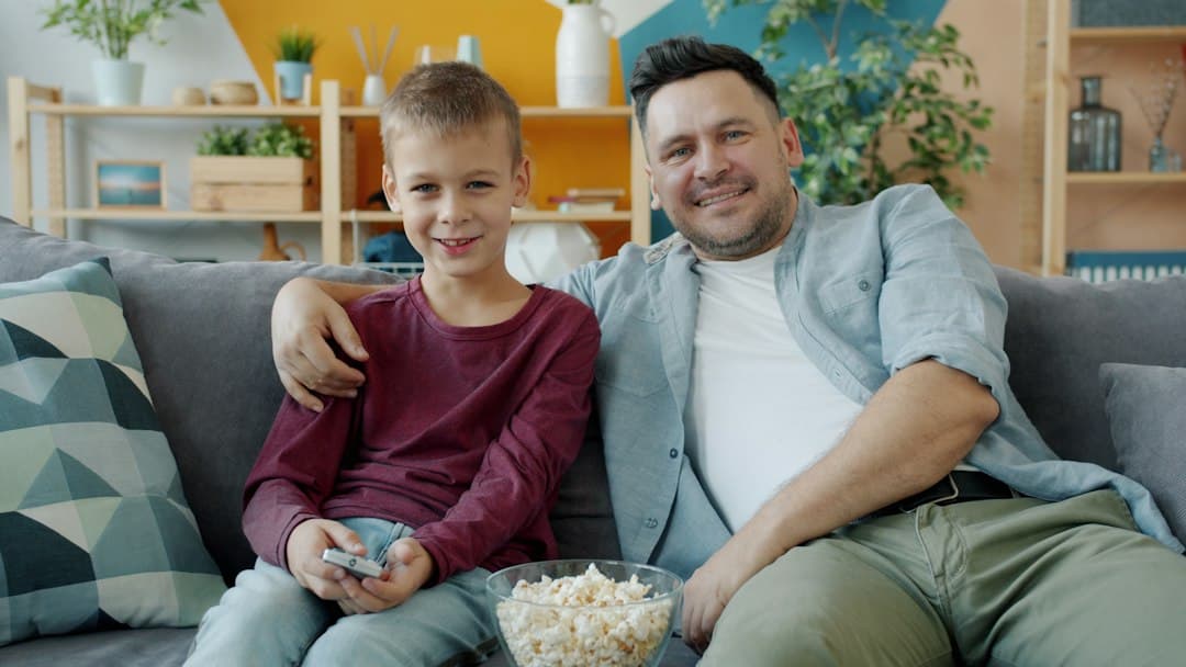 Far og søn i sofaen – vælg den rette IPTV-udbyder til familien