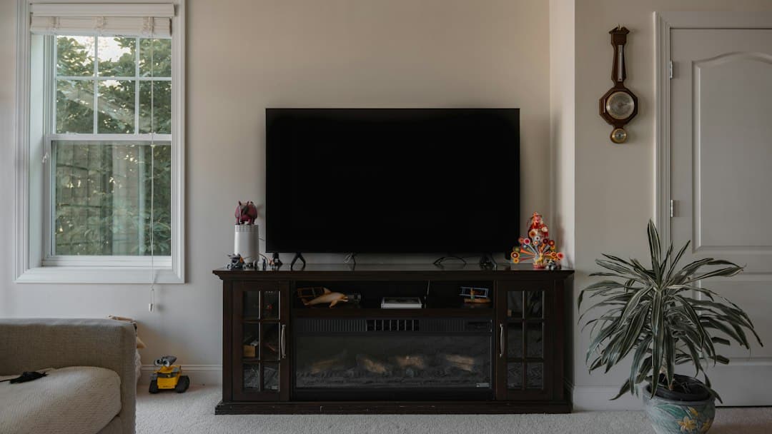 Slukket fladskærm i stue – SET IPTV og NET IPTV på Smart TV