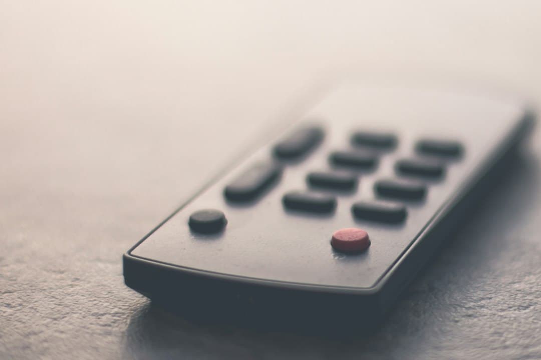 Nærbillede af fjernbetjening – TiviMate på Android TV