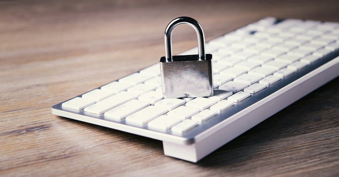 Hængelås på tastatur – VPN til IPTV og privatliv