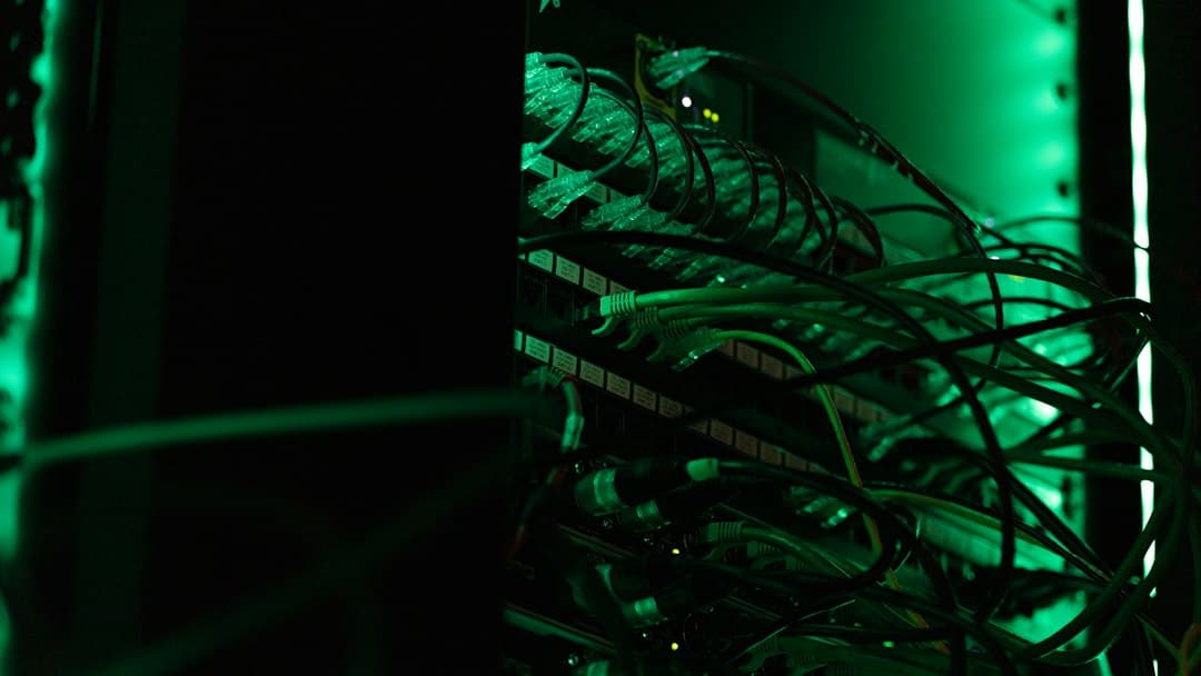 Serverrack med netværkskabler – Xtream IPTV-login til serveren