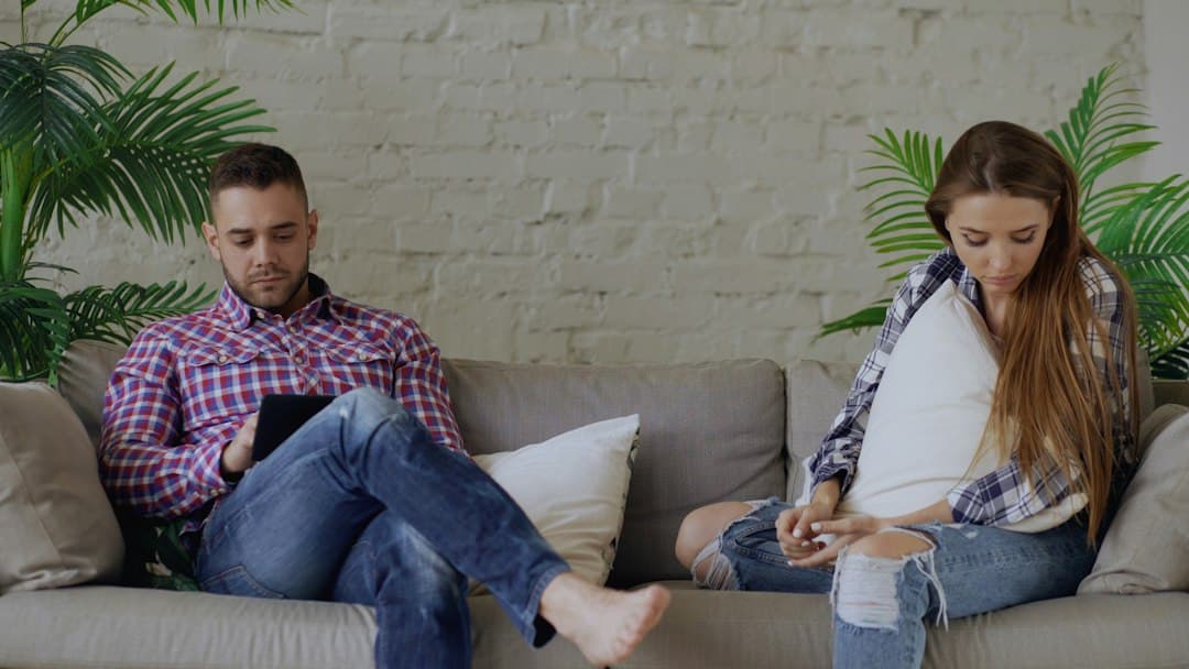 Par i sofaen med tablet – sammenligning af IPTV-apps